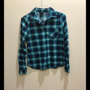 Ladies long sleeve blue multi colored button down blouse. Size M